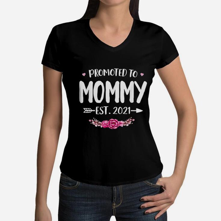 Promoted To Mommy Est 2021 New Mom Gift First Mommy Women V-Neck T-Shirt