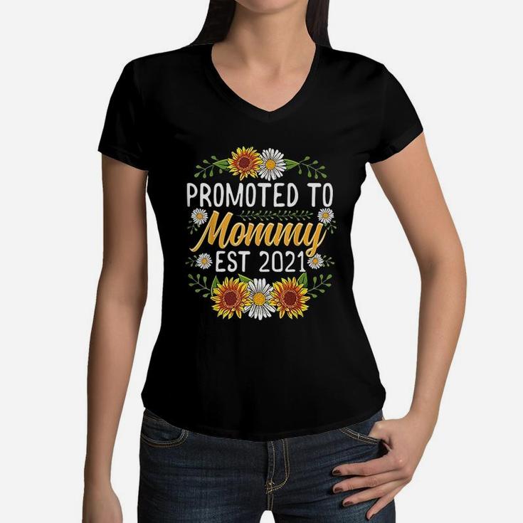 Promoted To Mommy Est 2021 Sunflower Gifts New Mommy Women V-Neck T-Shirt