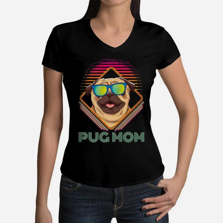 Retro Pug Mom Pug Mama Mommy Pug Lover Gift  Women V-Neck T-Shirt