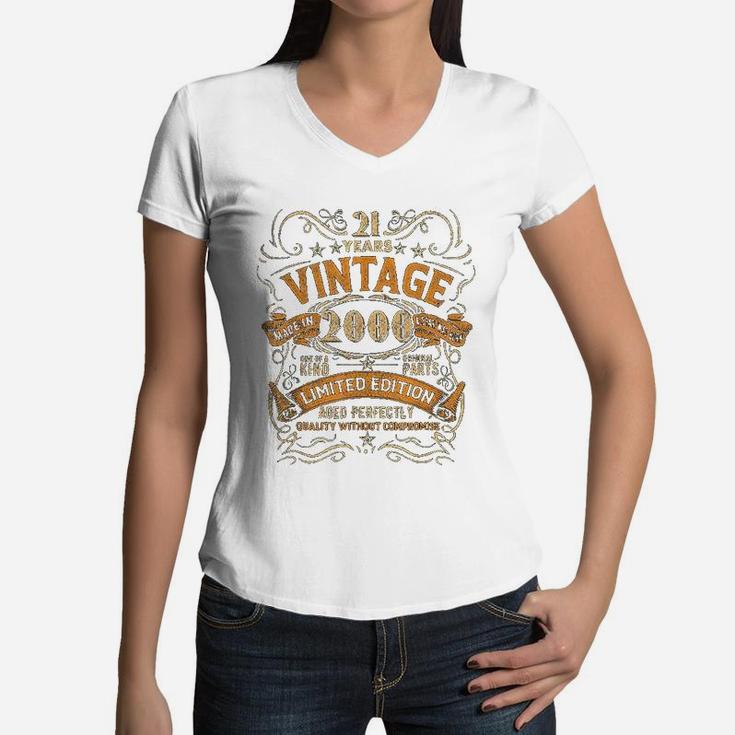 Born In 2000 Vintage 22nd Birthday Gift Party 22 Years Old  Women V-Neck T-Shirt