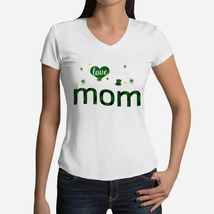St Patricks Day Cute Shamrock I Love Being Mom Heart Family Gifts Women V-Neck T-Shirt