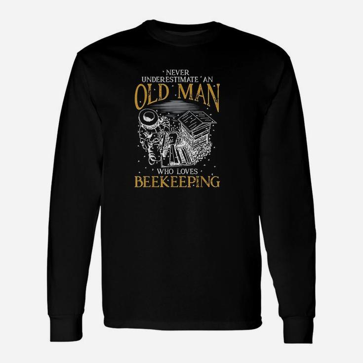 Never Underestimate An Old Man Who Loves Beekeeping Long Sleeve T-Shirt