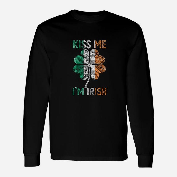 Vintage Kiss Me I Am Irish Ireland Flag Shamrock St Patty Day Long Sleeve T-Shirt
