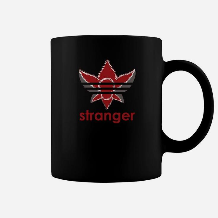 Schwarzes Tassen mit 'Stranger'-Schriftzug, Rote Grafik Design