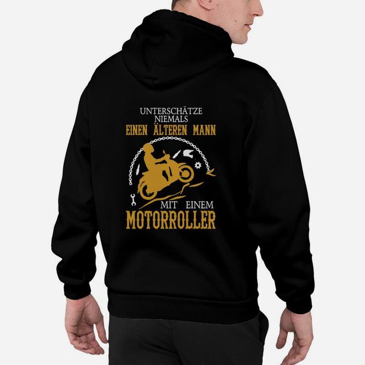 06 Älterer Mann Motorroller Hoodie