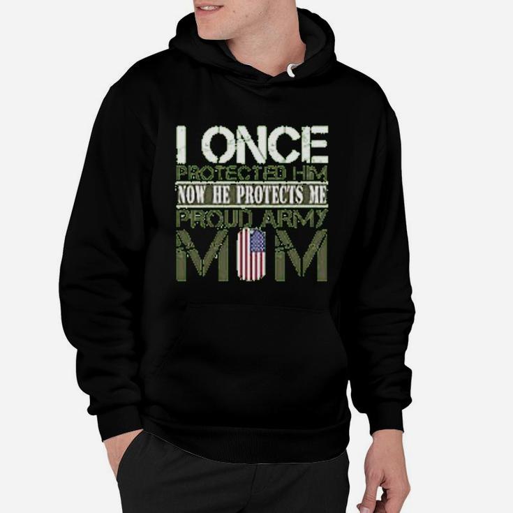 Army Mothers Gift I Once Protected Him Now He Protects Me Proud Army Mom Of Her Son Hoodie