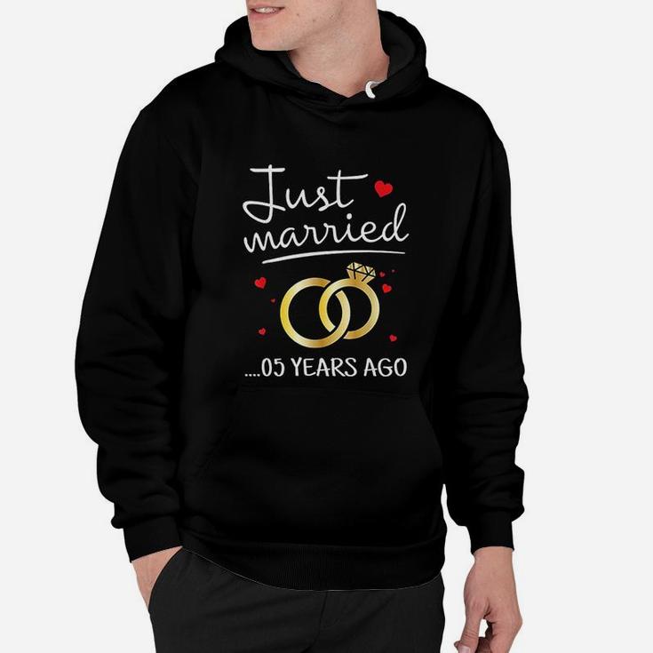 Just Married 5 Years Ago Funny Couple 5th Anniversary Gift Hoodie