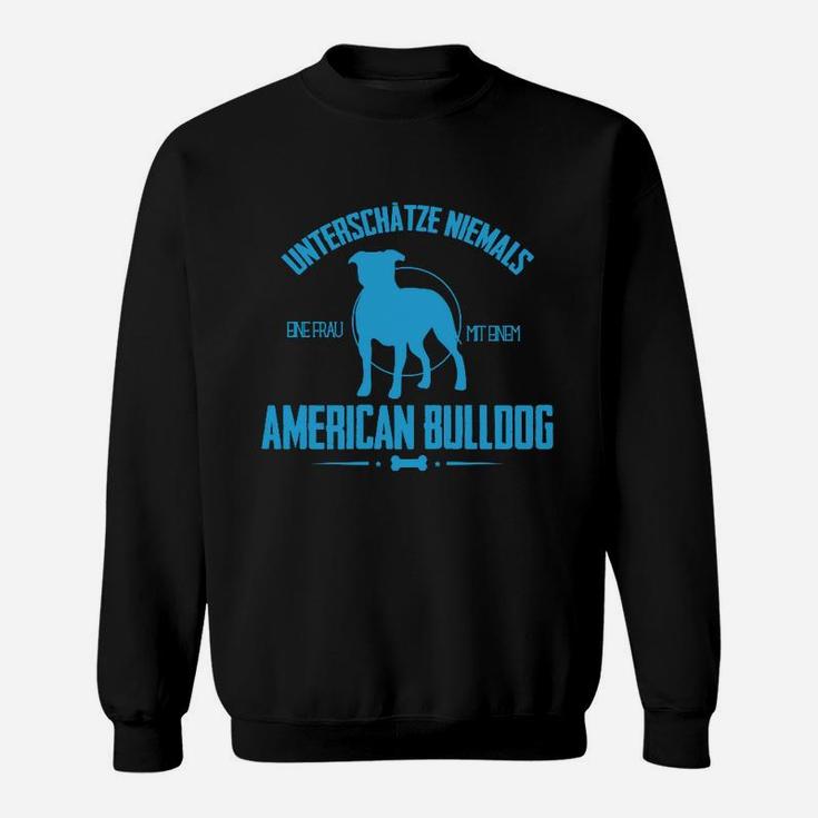 Unterschätze nie Frau mit Amerikanischer Bulldogge Sweatshirt, Humorvolles Damen Tee