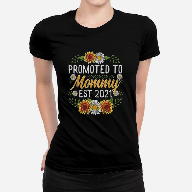 Promoted To Mommy Est 2021 Sunflower Gifts New Mommy Ladies Tee