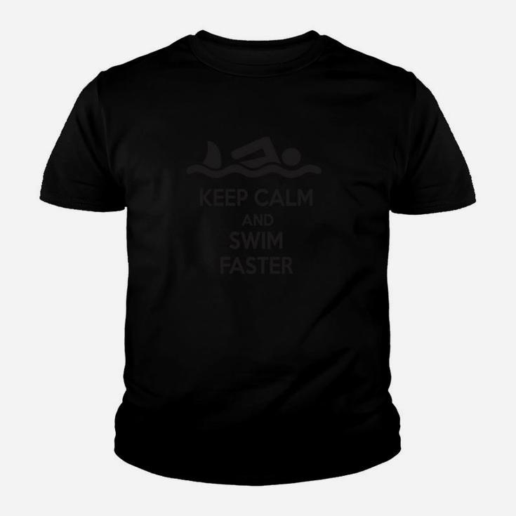Behalten Sie Ruhig Und Schwimmen Sie Schneller Kinder T-Shirt