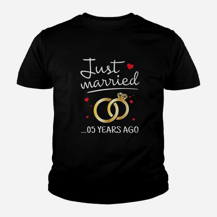 Just Married 5 Years Ago Funny Couple 5th Anniversary Gift Kid T-Shirt