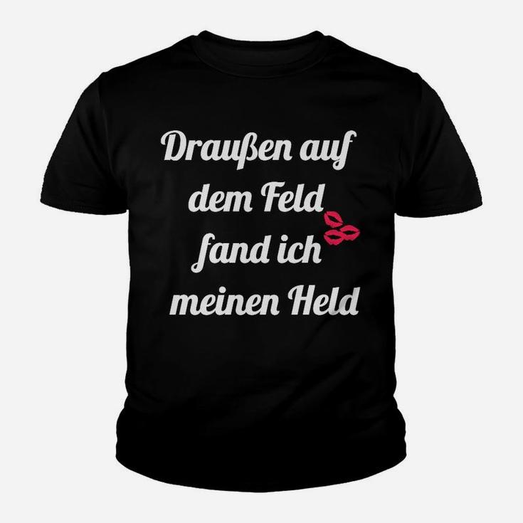 Lustiges Fußball-Fan-Kinder Tshirt Draußen auf dem Feld Heldentum