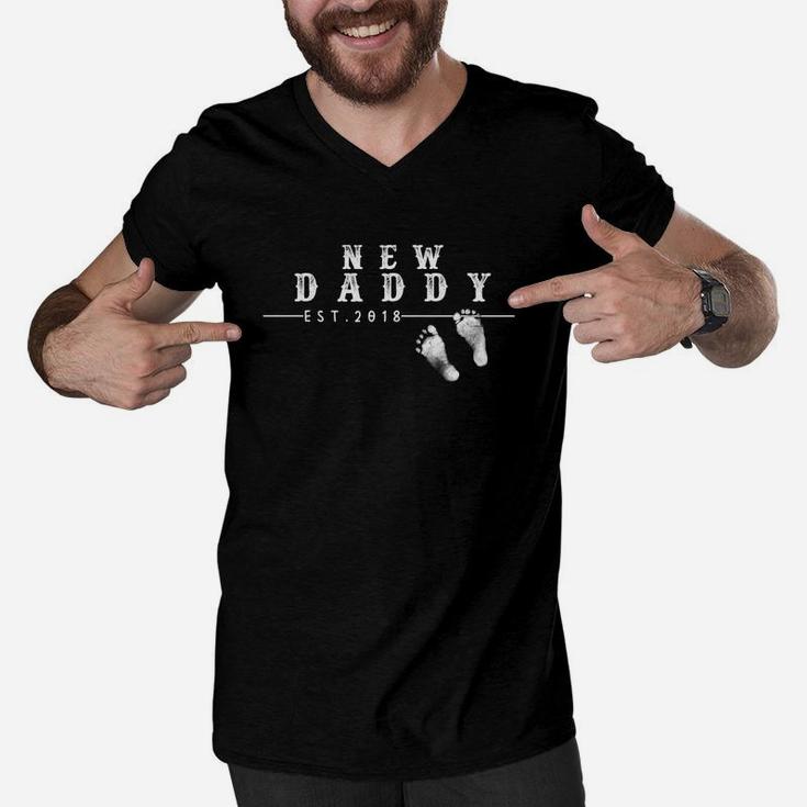 Mens Mens New Daddy Est 2018 New Dad Gift Men V-Neck Tshirt