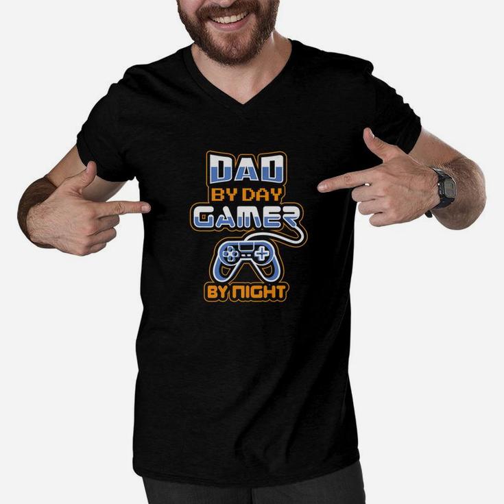 Mens Video Gamer Dad Old Gamer Daddy Gaming Father Men V-Neck Tshirt