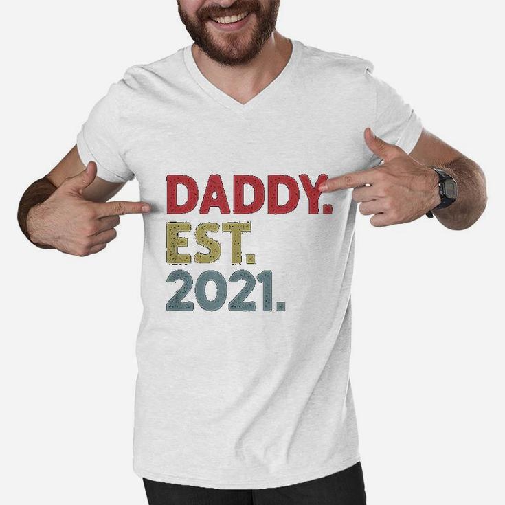 Daddy Est 2021 Established 2021 Gift For New Dad To Be Men V-Neck Tshirt