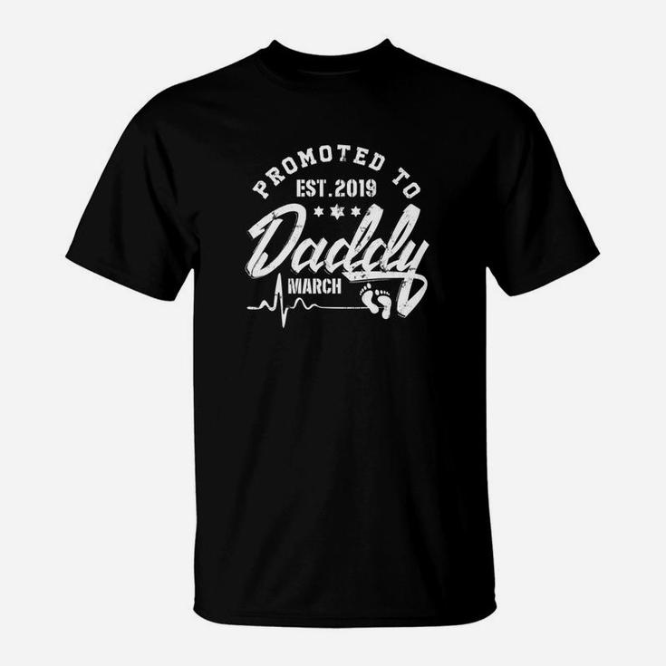 Promoted To Daddy Est 2022 March Expecting Dad Distressed  T-Shirt